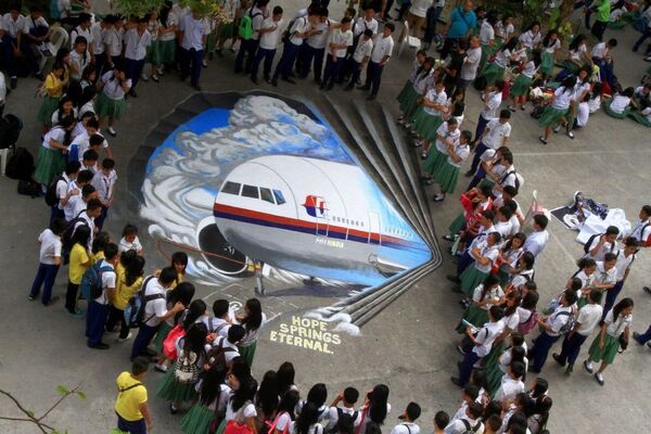 Các học sinh đã vẽ bức graffiti ba chiều về chuyến bay MH370 bị mất tích - Sputnik Việt Nam