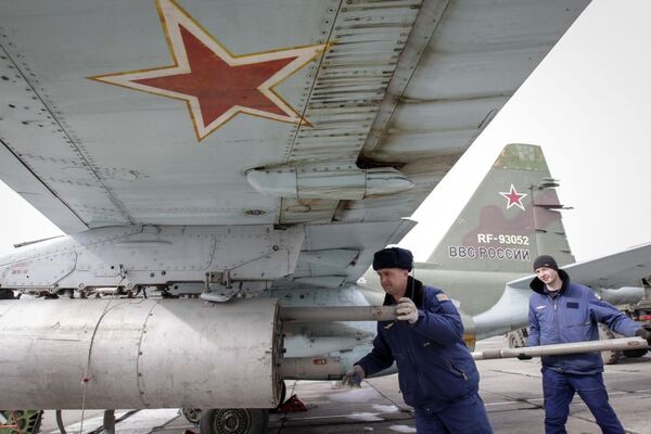 Một quân nhân lắp tên lửa không-đối-đất trên máy bay Su-25 trong cuộc tập trận của không quân Nga tại khu vực Stavropolsky - Sputnik Việt Nam
