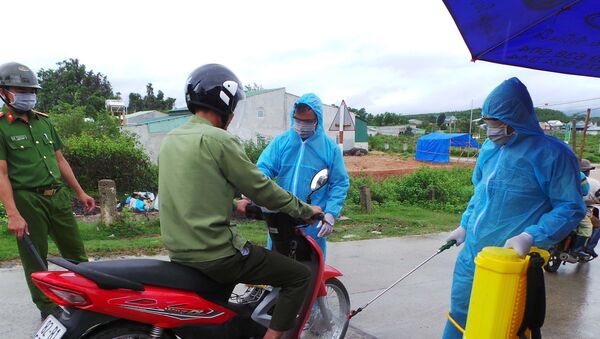 Chốt kiểm dịch do UBND huyện Sa Thầy (Kon Tum) tổ chức tại khu vực làng O, làng Trang, xã Ya Xiêr để ngăn chặn dịch bạch hầu lan rộng. - Sputnik Việt Nam