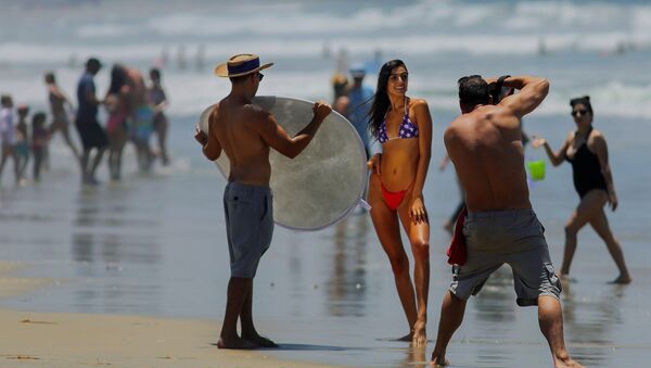 Cô gái tạo dáng trước nhiếp ảnh gia trên bãi biển ở San Diego, Hoa Kỳ - Sputnik Việt Nam