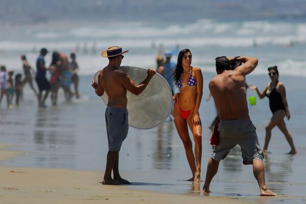 Cô gái tạo dáng trước nhiếp ảnh gia trên bãi biển ở San Diego, Hoa Kỳ - Sputnik Việt Nam