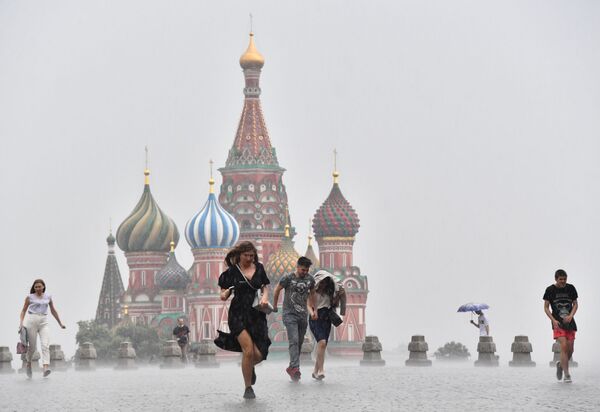 Người dân trên Quảng trường Đỏ trong cơn mưa lớn ở Moskva - Sputnik Việt Nam