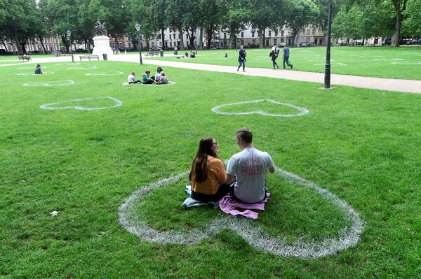 Trái tim do nhóm nghệ sĩ Upfest vẽ để xác định khoảng cách xã hội tại công viên ở Bristol, Vương quốc Anh - Sputnik Việt Nam
