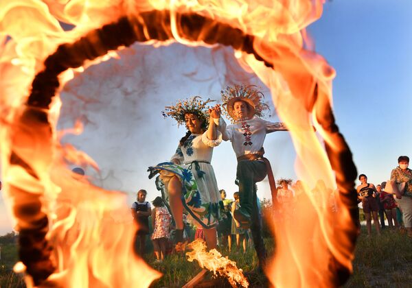 Cô gái và chàng trai nhảy qua ngọn lửa tại lễ hội Ivan Kupala ở Turov, Belarus  - Sputnik Việt Nam
