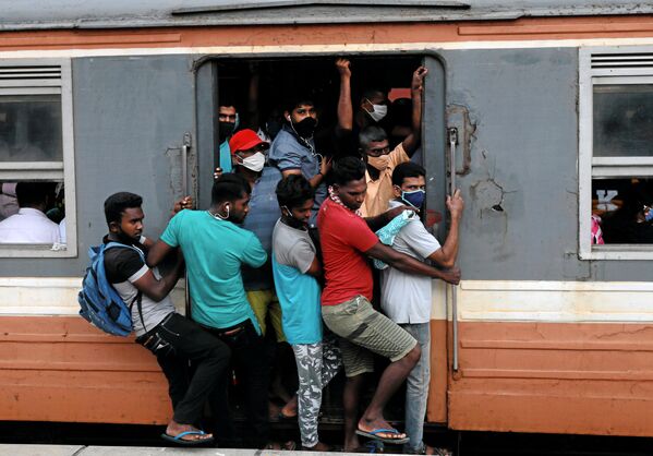 Hành khách mang khẩu trang trên toa xe đông đúc, Colombo - Sputnik Việt Nam