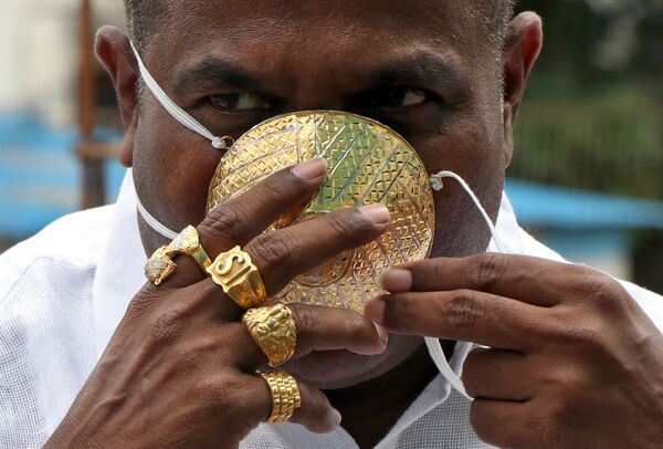 Shankar Kurhade trong chiếc mặt nạ bảo vệ bằng vàng ở thành phố Pune của Ấn Độ - Sputnik Việt Nam