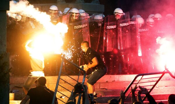 Người biểu tình và cảnh sát ở Belgrade sau giờ giới nghiêm - Sputnik Việt Nam