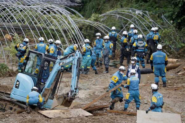 Lực lượng cứu hộ tìm kiếm những người mất tích trong vụ lở đất do mưa lớn ở tỉnh Kumamoto - Sputnik Việt Nam