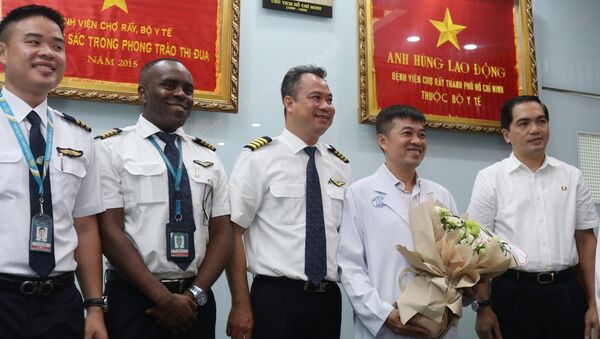 Đại diện Đoàn bay 919 - Hãng Hàng không quốc gia Việt Nam tặng hoa cảm ơn các y bác sỹ điều trị cho bệnh nhân 91. - Sputnik Việt Nam