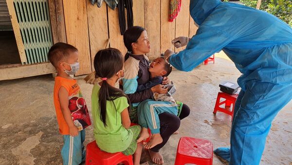 Nhân viên Y tế lấy mẫu xét nghiệm bạch hầu tại thôn 7, xã Cư Króa, huyện M’Đrắk. - Sputnik Việt Nam