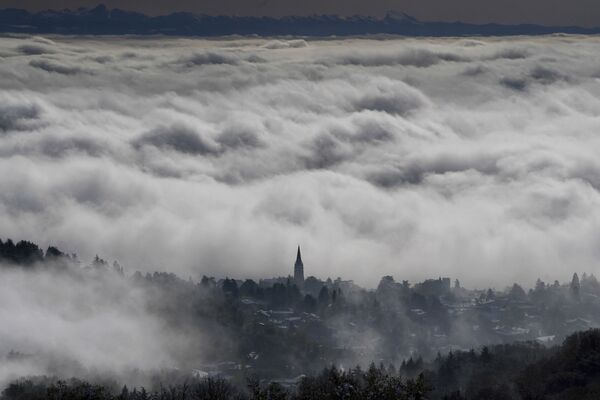 Sóng thần từ những đám mây trên thị trấn Saint Cyr au Mont d'Or ở ngoại ô Lyon, Pháp - Sputnik Việt Nam