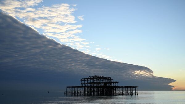 Những đám mây gợi nhớ đến đợt sóng khổng lồ trên bãi biển Brighton ở miền Nam nước Anh - Sputnik Việt Nam