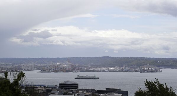 Những đám mây gợi nhớ đến bán cầu Trái đất phía trên chiếc phà rời cảng Seattle - Sputnik Việt Nam