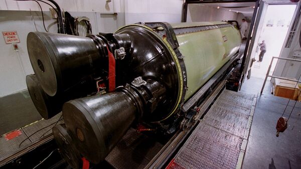 Tên lửa đạn đạo liên lục địa Minuteman III được xếp lên phương tiện vận tải để đưa tới căn cứ quân sự ở bang Utah. Năm 2002 - Sputnik Việt Nam