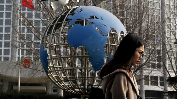 Một cô gái đi ngang qua tòa nhà của Bộ Ngoại giao ở Bắc Kinh - Sputnik Việt Nam