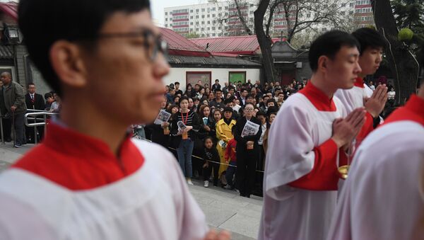 Người Công giáo tham dự thánh lễ vào Thứ Bảy Thánh, một phần của lễ Phục sinh tại chính quyền Bắc Kinh bị chính quyền Bắc Kinh trừng phạt - Sputnik Việt Nam