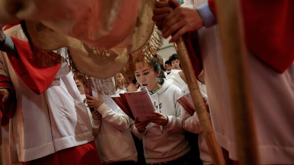 Các tín đồ Công giáo hát trong Thánh lễ Ngày thứ Năm vĩ đại tại Nhà thờ Đức Mẹ Vô nhiễm ở Bắc Kinh - Sputnik Việt Nam