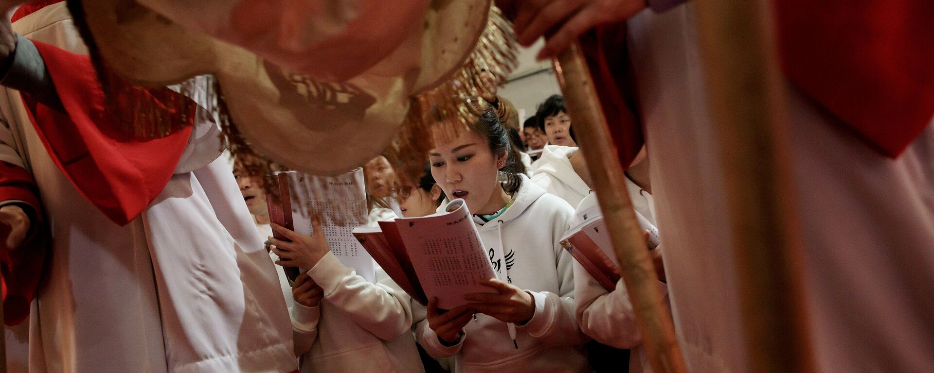 Các tín đồ Công giáo hát trong Thánh lễ Ngày thứ Năm vĩ đại tại Nhà thờ Đức Mẹ Vô nhiễm ở Bắc Kinh - Sputnik Việt Nam, 1920, 22.12.2021