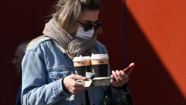 Cô gái đeo khẩu trang bảo vệ ở Moscow với cà phê mang đi - Sputnik Việt Nam