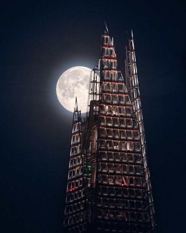 Bức ảnh Mặt trăng và mảnh vỡ (The Moon and the Shard) của nhiếp ảnh gia Anh Mathew Browne từ hạng mục Mặt trăng của chúng tôi, lọt vào danh sách rút gọn của Insight Investment Astronomy Photographer of the Year 2020 - Sputnik Việt Nam