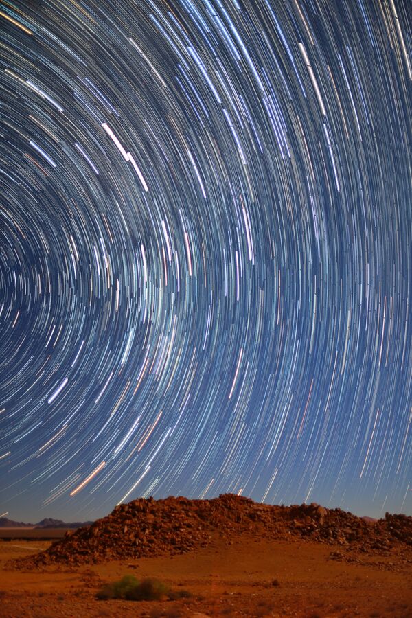 Bức ảnh Startrails in Namib Desert (Dòng sông sao trên sa mạc Namib) của nhiếp ảnh gia Úc Qiqige (Nina) Zhao từ hạng mục Young (Nhiếp ảnh gia trẻ), lọt vào danh sách rút gọn của Insight Investment Astronomy Photographer of the Year 2020 - Sputnik Việt Nam