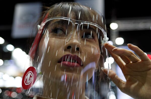 Người mẫu đeo tấm chắn che mặt tại Triển lãm ô tô quốc tế Bangkok - Sputnik Việt Nam