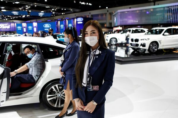 Đại diện BMW đeo khẩu trang tại Triển lãm ô tô quốc tế Bangkok - Sputnik Việt Nam