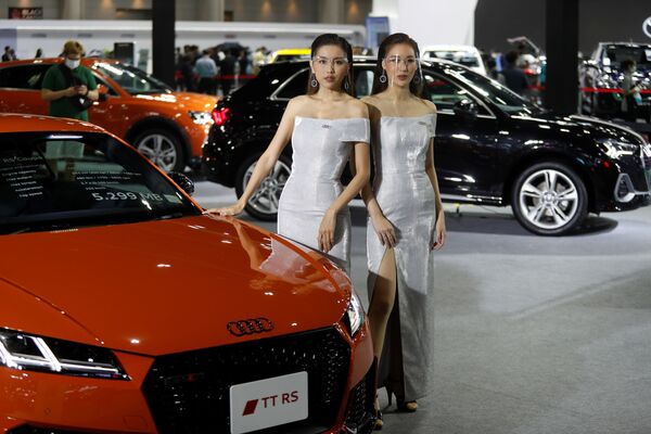 Những người mẫu đeo tấm chắn che mặt tại Triển lãm ô tô quốc tế Bangkok - Sputnik Việt Nam