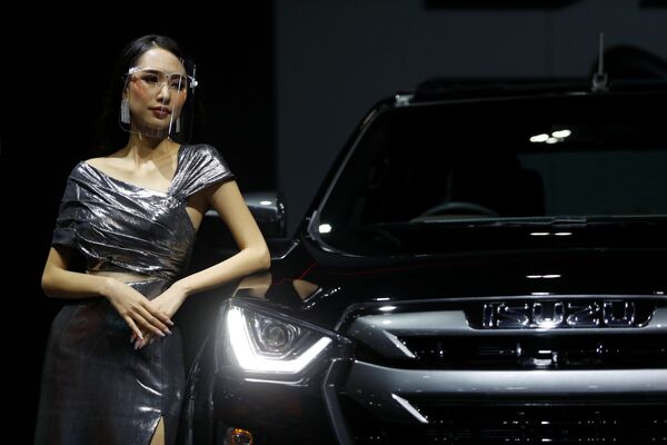 Người mẫu đeo tấm chắn che mặt bên chiếc xe Isuzu tại Triển lãm ô tô quốc tế Bangkok - Sputnik Việt Nam