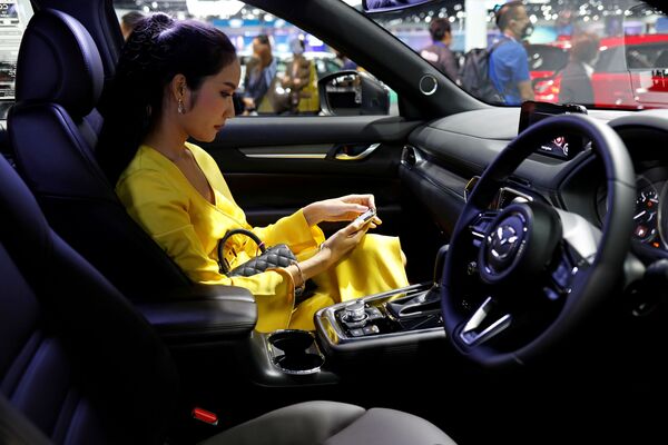 Nữ khách tham quan trong chiếc Mazda CX-8 tại Triển lãm ô tô quốc tế Bangkok - Sputnik Việt Nam