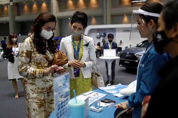 Những người khách tham quan Triển lãm ô tô quốc tế Bangkok - Sputnik Việt Nam