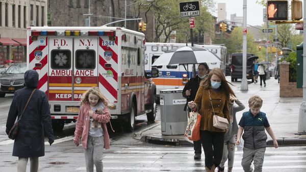 Những người gần xe cứu thương trên đường phố ở New York. - Sputnik Việt Nam