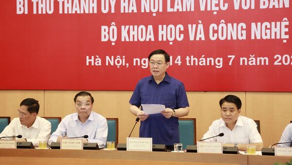 Bí thư Thành ủy Hà Nội Vương Đình Huệ phát biểu tại buổi làm việc với Ban Cán sự Đảng Bộ Khoa học và Công nghệ.  - Sputnik Việt Nam