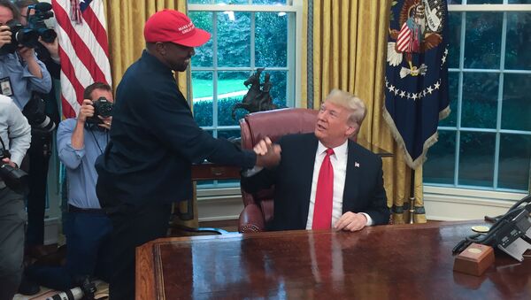 Kanye West với Tổng thống Hoa Kỳ Donald Trump tại Nhà Trắng, 2018. - Sputnik Việt Nam