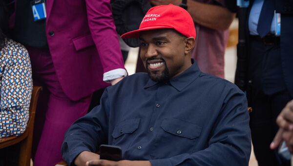 Rapper Kanye West đội mũ lưỡi trai có nội dung Hãy làm cho nước Mỹ vĩ đại trở lại tại cuộc gặp với Donald Trump năm 2018 - Sputnik Việt Nam