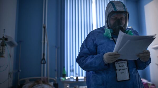 Bác sĩ trong một lần đi bộ trong bệnh viện để điều trị nhiễm coronavirus COVID-19 ở Moscow - Sputnik Việt Nam
