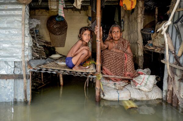 Cô bé và người phụ nữ trong ngôi nhà bị nước lụt ở Sunamganj, Bangladesh - Sputnik Việt Nam