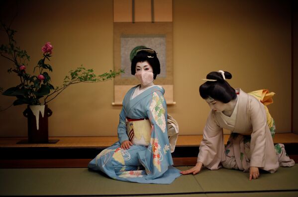 Nàng Geisha trước khi đến nhà hàng Asada ở Tokyo, Nhật Bản - Sputnik Việt Nam