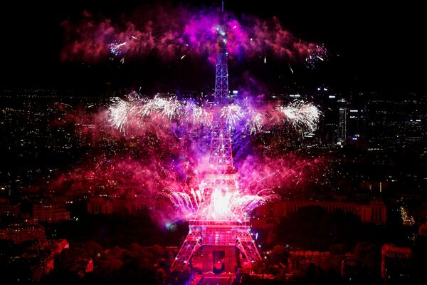 Pháo hoa trên nền tháp Eiffel vào Ngày Phá ngục Bastille (Quốc khánh Pháp) - Sputnik Việt Nam