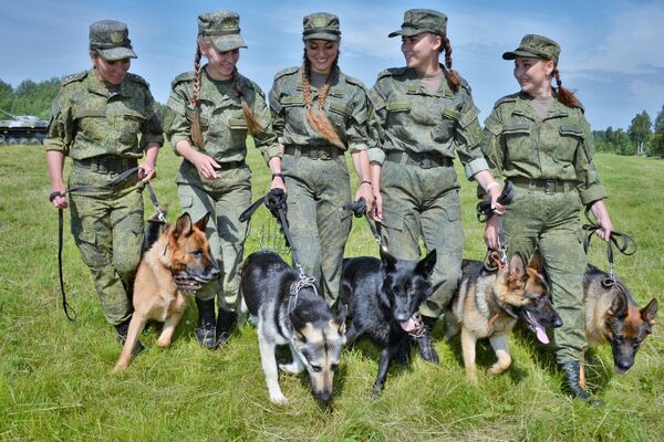Các nữ huấn luyện viên với đám cảnh khuyển trong Cuộc thi toàn quân về huấn luyện chó «Người bạn trung thành»  - Sputnik Việt Nam