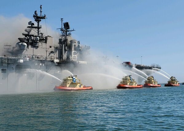 Dập đám cháy trên boong tàu đổ bộ tại căn cứ Hải quân Hoa Kỳ ở San Diego - Sputnik Việt Nam
