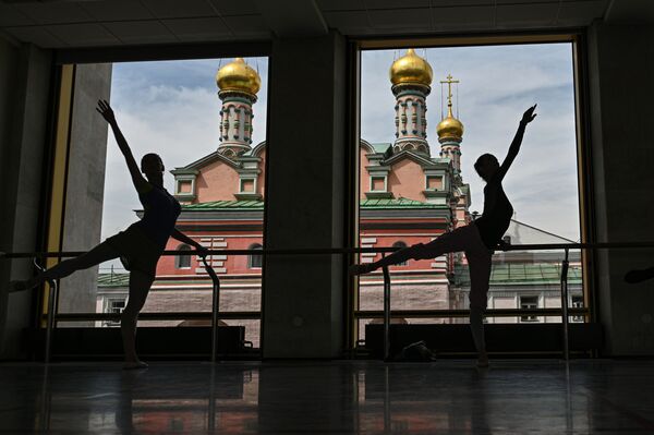 Các nghệ sĩ múa ba lê trong buổi diễn tập ở nhà hát «Ba lê Kremlin» trong tòa nhà Cung điện Quốc gia Kremlin - Sputnik Việt Nam