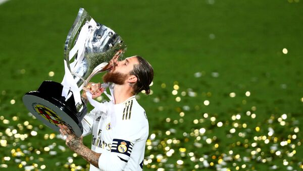 Cầu thủ Sergio Ramos của Real Madrid trong lễ mừng chiến thắng sau trận Real Madrid-Villarreal, Madrid - Sputnik Việt Nam
