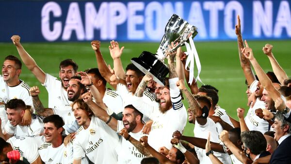 Các cầu thủ của Real Madrid trong lễ mừng chiến thắng sau trận Real Madrid-Villarreal, Madrid - Sputnik Việt Nam