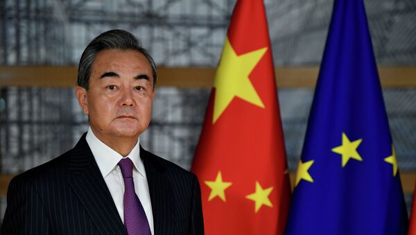 Ngoại trưởng Trung Quốc Wang Yi trước cuộc gặp với Chủ tịch Hội đồng Châu Âu Charles Michel tại trụ sở Hội đồng EU tại Brussels - Sputnik Việt Nam