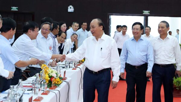 Thủ tướng Nguyễn Xuân Phúc với các đại biểu dự hội nghị - Sputnik Việt Nam