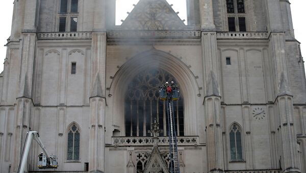 Dập tắt đám cháy tại Nhà thờ Saints Peter and Paul ở Nantes, Pháp - Sputnik Việt Nam