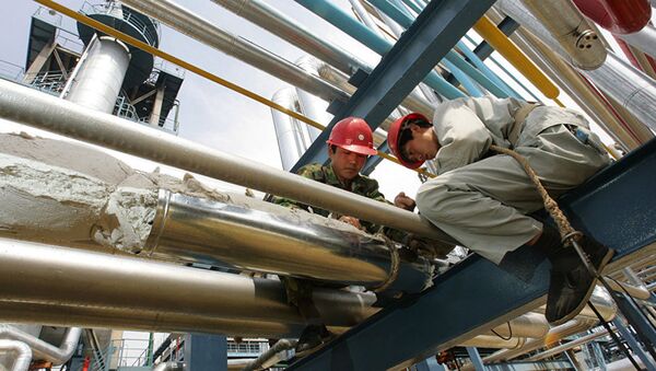Công nhân sửa chữa đường ống tại nhà máy Yanlian ở Yanan - Sputnik Việt Nam