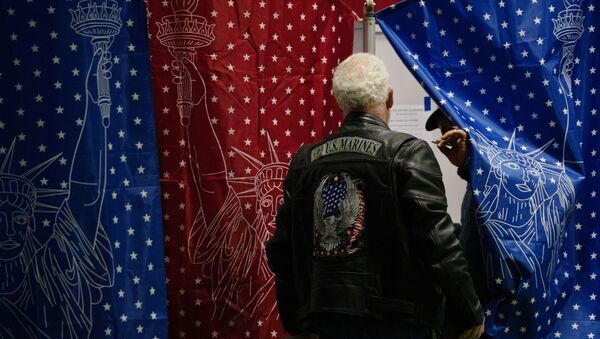 Cư dân địa phương tại một trạm bỏ phiếu trong các cuộc bầu cử sơ bộ ở Manchester, New Hampshire. - Sputnik Việt Nam