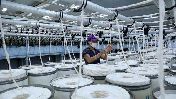 Công nhân làm việc trong dây chuyền sản xuất sợi tại nhà máy. - Sputnik Việt Nam